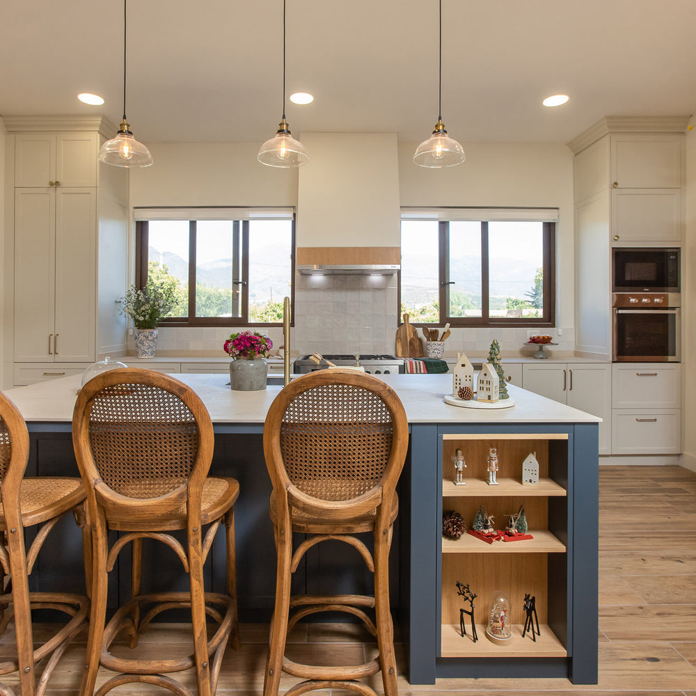 Elegancia Natural: Una Cocina con Luz Propia