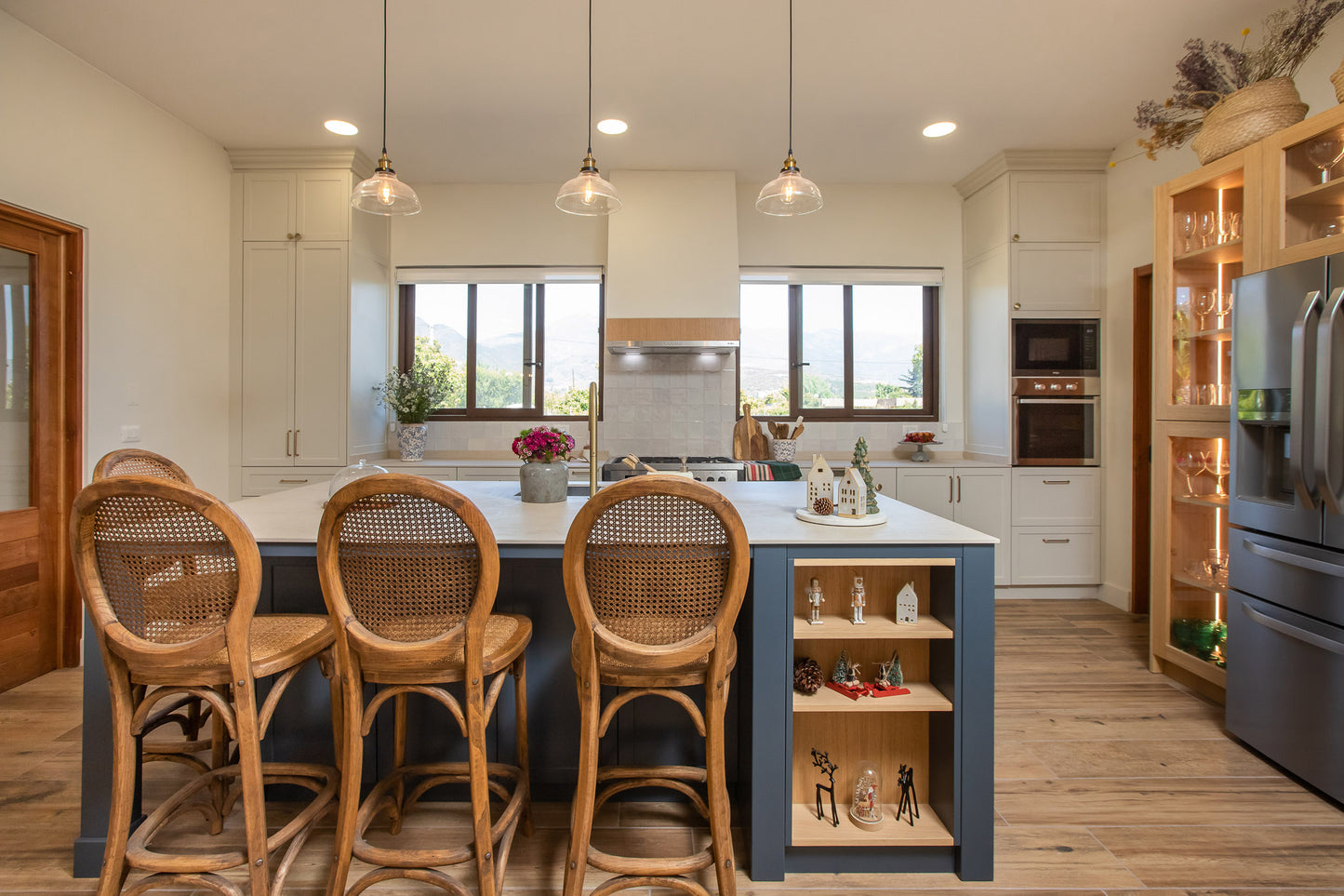 Elegancia Natural: Una Cocina con Luz Propia